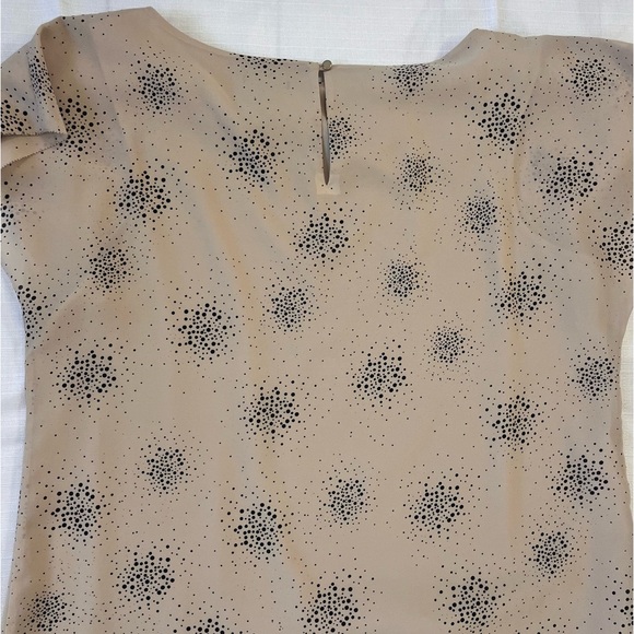 Ann Taylor 12 ruffle blouse, cap sleeves tan and black Office Career - Picture 3 of 9